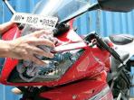 Dari Lotion Hingga Minyak, 5 Cairan Ini Tak Boleh Kena Bodi Motor