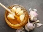 Manfaat Menakjubkan Usai Makan Bawang Putih dan Madu Saat Perut Kosong