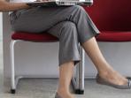 Sederet Dampak Buruk Bagi Kesehatan Dibalik Kebiasaan Duduk Menyilang Kaki, Stop dari Sekarang
