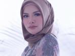 Selalu Tampil Stylish dengan Gaya Hijab Kekinian, Segini Harga Kaus Kaki yang Dipakai Nikita Mirzani 