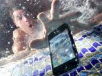 Tips Atasi HP yang Basah dan Jatuh ke Air Agar Tak Rusak