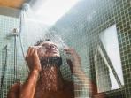 4 Manfaat Penting Mandi pake Air Panas atau Hangat