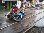 Agar Minim Risiko Jatuh di Musim Hujan, Jangan Gunakan Tipe Ban Ini pada Motor Anda