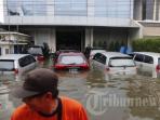 Begini Penanganan Pertama yang Benar saat Mobil Terendam Air Banjir