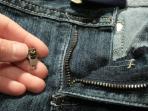 Cara Mudah Memperbaiki Resleting yang Rusak Tanpa Perlu ke Penjahit