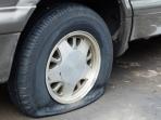 Jangan Langsung Panik, Lakukan 4 Hal Ini Saat Menghadapi Pecah Ban Saat di Jalan