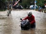 Segera Lakukan Hal Ini Jika Motor Terpaksa Terjang Banjir