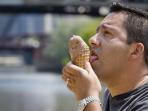 Sering Makan Es Krim & 3 Kebiasaan Lainnya Ini Penyebab Utama Wajah Terlihat Lebih Tua
