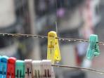 Tips Mengeringkan Pakaian Saat Tak Ada Sinar Matahari di Musim Hujan