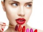 Awas, Ini Bahayanya Berbagi Lipstik dengan Orang Lain