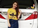 Dari Alphard hingga Carry, Intip Deretan Mobil Ayu Ting Ting
