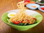Efek Buruk Kebanyakan Makan Mi Instan Bagi Usus dan Pencernaan
