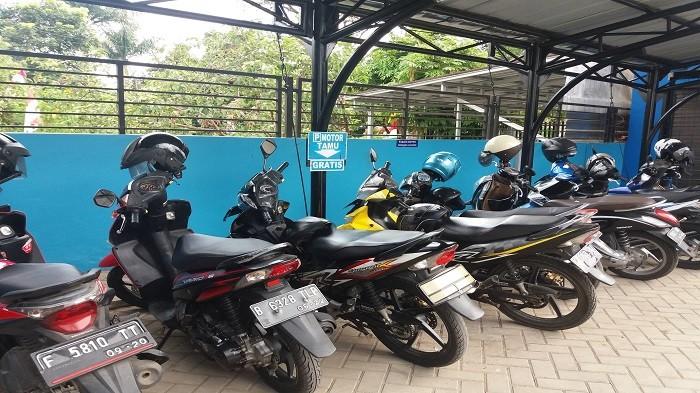 Kebiasaan Parkir Motor dengan Standar Samping Bikin Sokbreker Cepat Rusak, Ini Alasannya