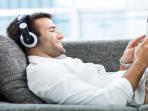 Merusak Gendang Telinga, Efek Bahaya Gunakan Headphone Bisa Diminimalisir dengan 5 Cara Ini