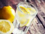 Tak Cuma Menyegarkan, Ini 4 Manfaat Minum Air Lemon Dingin