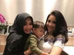 Bersanding Dengan Seorang Pria Saat Rayakan Ulang Tahun Anaknya, Inikah Sosok 'Suami' Baru Rieta Amilia?