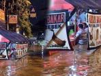 Ini Lo Warung Pecel Lele yang Lagi Viral, Rela Banjir Banjiran Demi Makan Disini. Sate Kulitnya Endess!