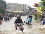 Jangan Langsung Digas, Begini Cara Lewati Genangan Air Menggunakan Sepeda Motor yang Benar
