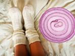 Tempel Bawang Merah Pada Bagian Kaki Ini dan Rasakan 4 Manfaat Menakjubkan