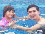 Jarang Terekspos, Seperti Ini Potret Kedekatan Nicky Tirta dengan Putri Kecilnya