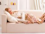 Mulai Sekarang Jangan Tidur di Sofa Lagi, Ini 5 Alasannya!