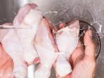 Sebelum Bahaya Mengancam, Segera Hentikan Kebiasaan Mencuci Daging Ayam Mentah