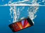 3 Tips Ampuh Bikin Ponselmu Anti Air, Jadi Bisa Dibawa saat Berenang Lho