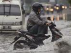 Agar Sepeda Motor Tak Turun Mesin, Ini 5 Tips Aman Berkendara Lewati Genangan Banjir