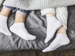 Bukan Hal yang Aneh, Pakai Kaus Kaki Basah Saat Tidur Justru Bisa Sembuh 3 Penyakit Ini