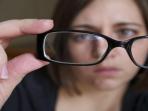 Kacamatamu Kotor dan Banyak Goresan? Bersihkan dengan 4 Benda Sehari-hari Ini