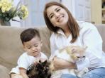 Cerita Lucu dan Momen Tya Aristya saat Kenalkan Ibadah pada Anak