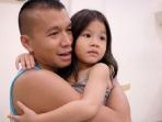 Selalu Kompak dengan Sang Anak, 9 Potret Ini Bisa Jadi Bukti Kalau Samuel Rizal 'Ayahable' Banget