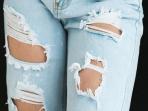 Suka Pakai Celana Jeans Sobek-Sobek? Ini Bahayanya Bagi Tubuh!
