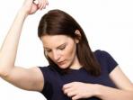 Tips Hilangkan Noda Bekas Deodoran pada Pakaian dengan Bahan Sederhana Ini