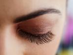 3 Cara Mudah Melentikkan dan Memanjangkan Bulu Mata