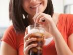 4 Dampak Ngeri Ini Akan Dirasakan Wanita yang Hobi Minum Soda Saat Kondisi Hamil.
