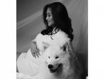 Caca Tengker Maternity Photo dengan Anjing Kesayangan, Ini Bahaya Saat Ibu Hamil Dekat dengan Hewan Peliharaan