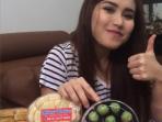 Ini Kata Food Vlogger Soal Produk Kue Lebaran Milik Ayu Ting Ting. Lihat Videonya!