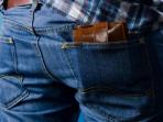 Jangan Simpan Dompet di Saku Celana Belakang, Jika Tak Ingin Hal Ini Terjadi Pada Anda