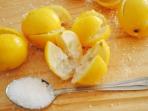 Letakkan Campuran Garam dan Irisan Lemon di Atas Meja dan Rasakan Segudang Manfaatnya