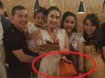 Rayakan Ulang Tahun Ke-26 Bersama Keluarga, Harga Tas yang Dikenakan Ayu Ting Ting Jadi Sorotan