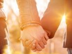 Tak Malu Tunjukkan Rasa Sayang, 4 Zodiak Ini Suka Menggandeng Tangan Pasangan di Depan Umum