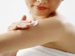 7 Cara Salah Pakai Body Lotion yang Cenderung Rusak Kulit & Timbulkan Penyakit