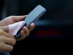 Agar Aman saat Bersihkan Layar Smartphone, Lakukan dengan Cara Ini