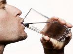 Besarnya 7 Manfaat Rutin Minum Air Asin Hangat Setiap Hari yang Bisa Anda Rasakan
