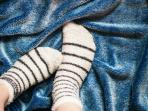 Coba Rasakan Manfaat Menakjubkan Saat Tidur dengan Kaus Kaki