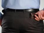 Jadi Kebiasaan, Menaruh Dompet di Saku Belakang Celana Ternyata Tak Baik Untuk Kesehatan