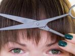 Tak Perlu ke Salon, Begini Cara Mudah Potong Poni Sendiri di Rumah