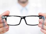 5 Hal yang Harus Dihindari Saat Membersihkan Kacamata Agar Tak Tergores