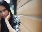 5 Inspirasi Gaya Jeans Kekinian untuk Tampil Awet Muda ala Sophia Latjuba